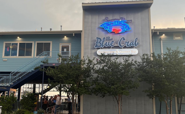 The Blue Crab: Waterfront Dining on Picturesque Lake Pontchartrain